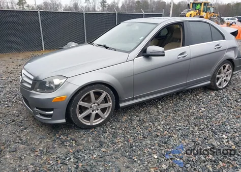 2014 Mercedes-Benz C 250 Luxury/Sport z USA, uszkodzony, nr VIN WDDGF4HBXEA959861